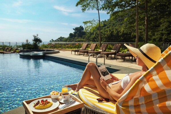 Piscine extérieure, accès possible de 7 h à 19 h, parasols