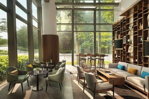 3 restaurantes; se sirve desayuno, almuerzo y cena; cocina japonesa