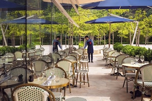 3 restaurants, breakfast, lunch, dinner served; Japanese cuisine