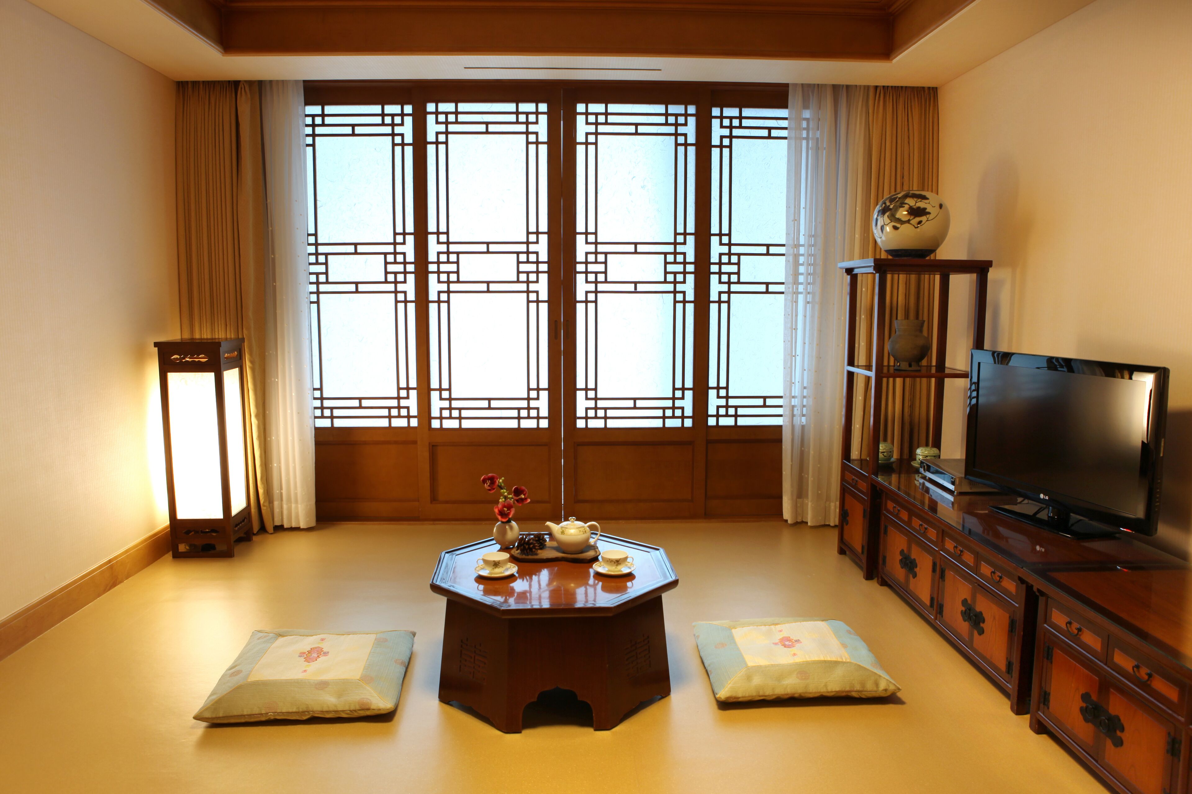 premium bedding, free minibar items, in-room safe, soundproofing