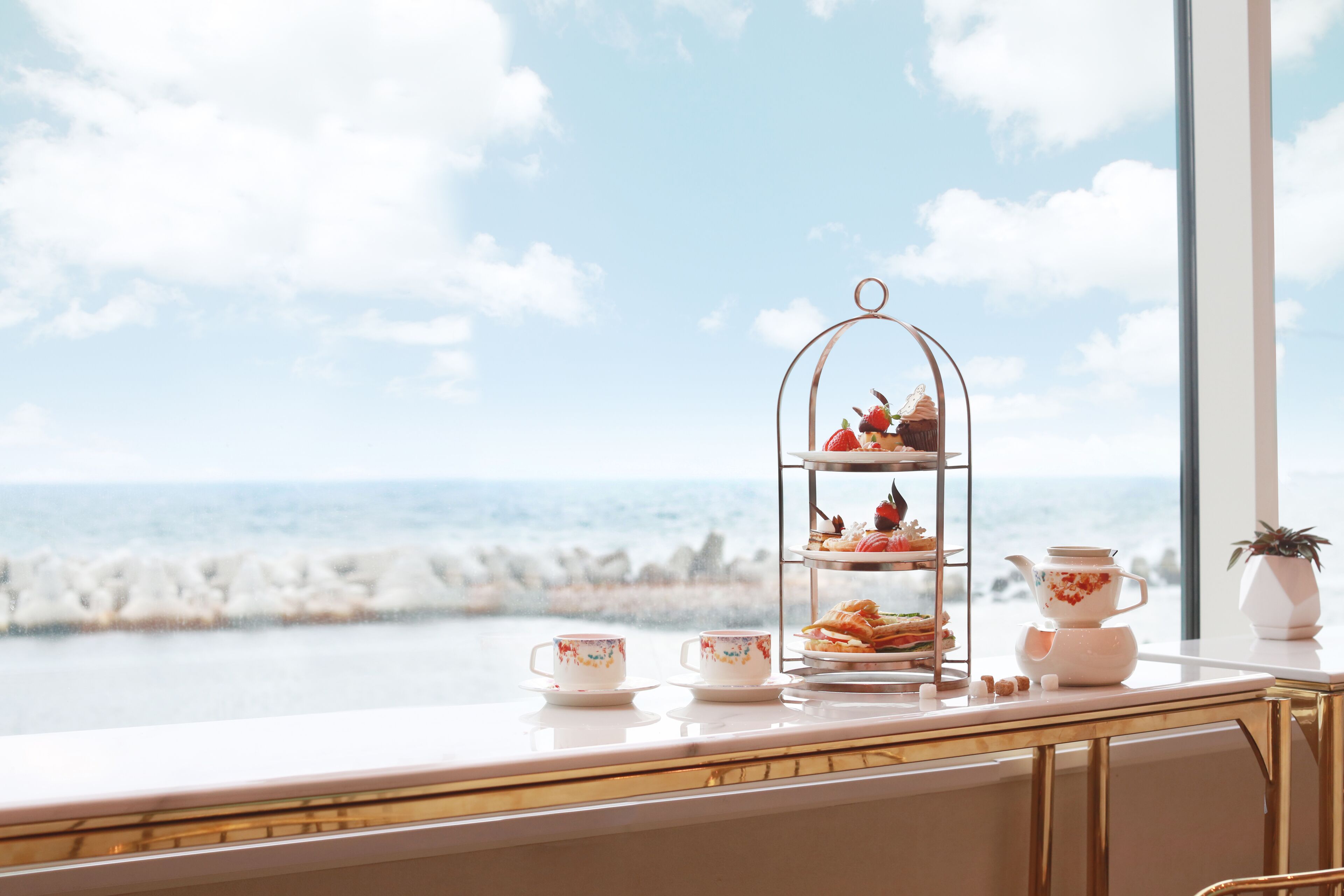 lobby lounge, ocean views, open daily