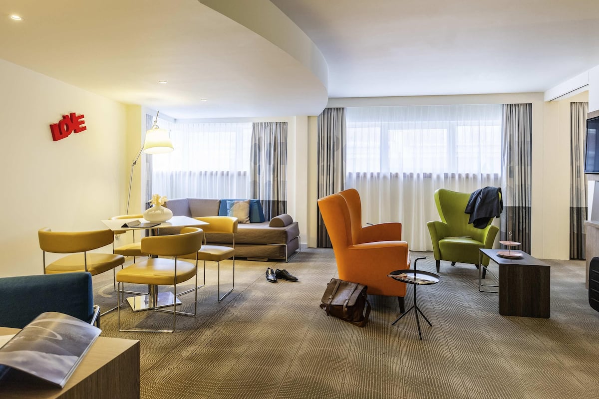 Suite Junior, 1 lit double et 1 canapĂ©-lit | Coffre-fort, bureau, rideaux dâobscurcissement, systĂšme dâinsonorisation