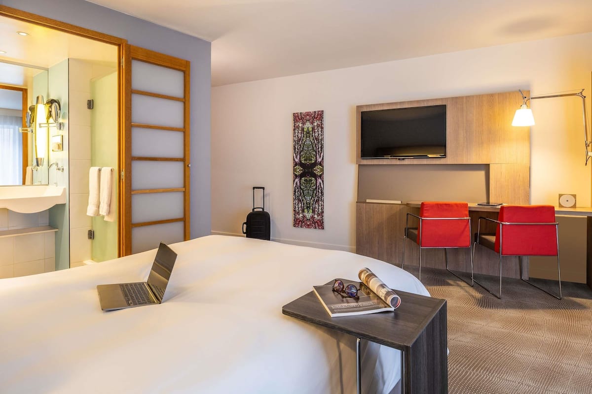 Caja de seguridad en la habitación, escritorio y cortinas blackout