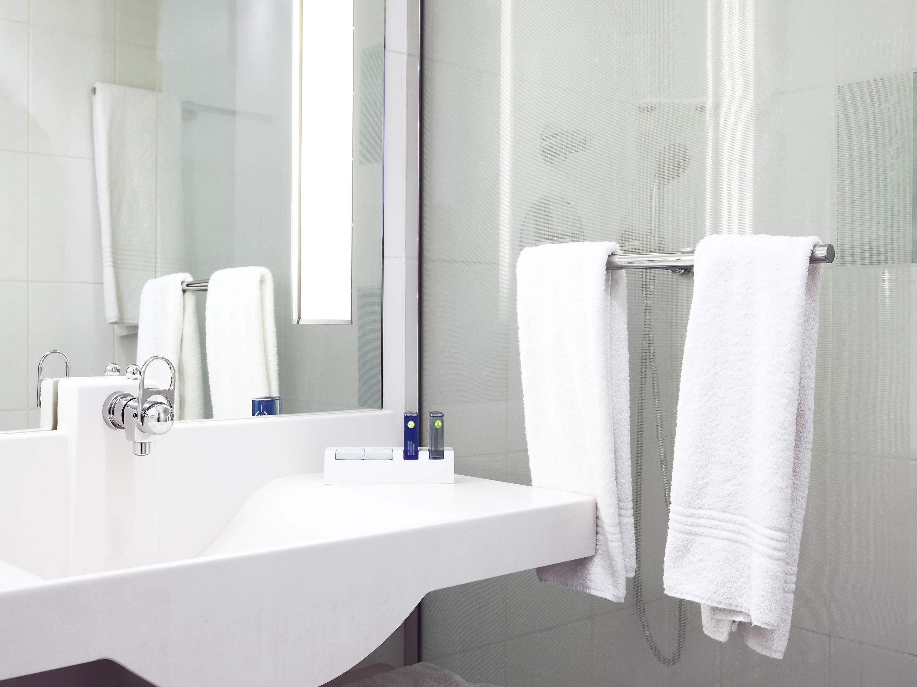 separate bathtub and shower, eco-friendly toiletries, towels