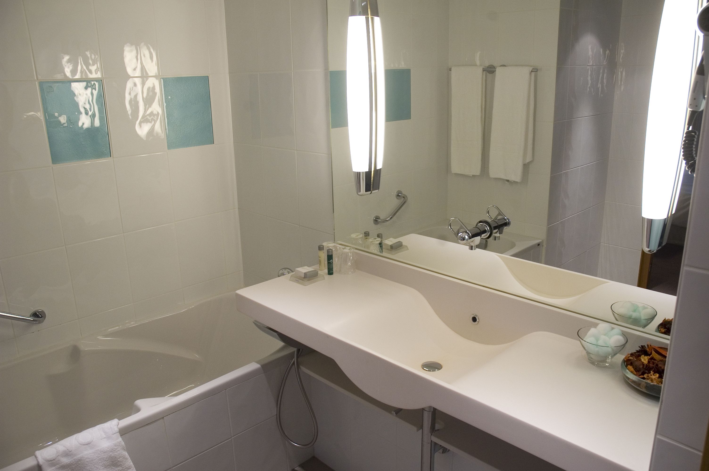 separate bathtub and shower, eco-friendly toiletries, towels