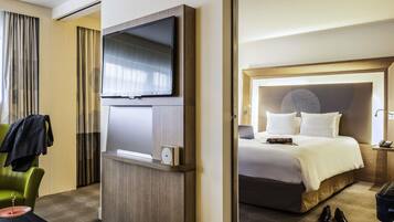 Junior-Suite, 1 Doppelbett und Schlafsofa | Zimmersafe, Schreibtisch, Verdunkelungsvorhänge, schallisolierte Zimmer