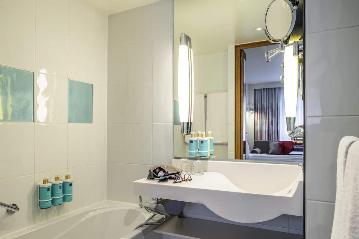 Executive Room, 1 Double Bed with Sofa bed | In-room safe, desk, blackout drapes, soundproofing
