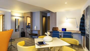 Caja de seguridad en la habitación, escritorio y cortinas blackout