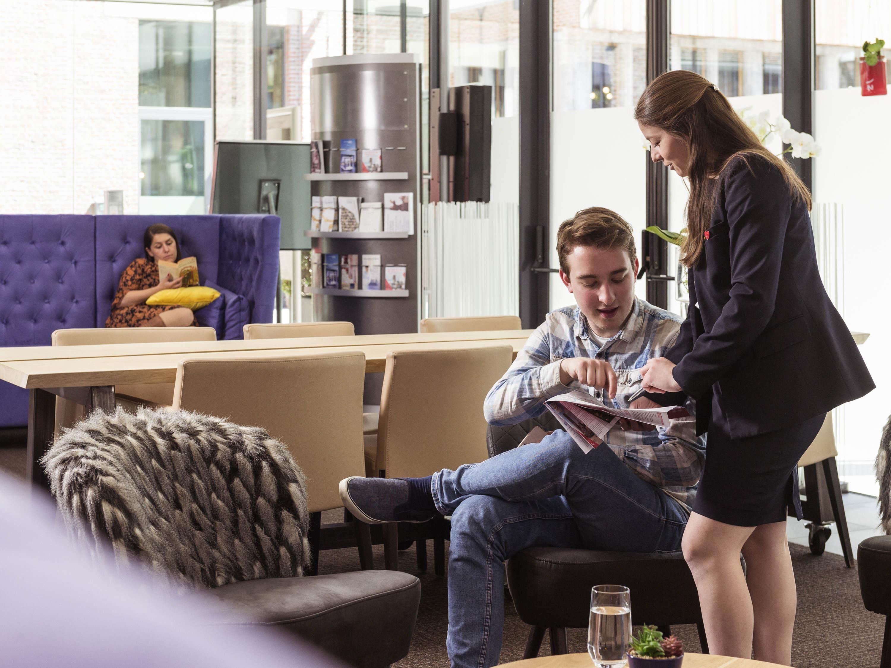 Un espace intérieur moderne comprenant un canapé, une table et une table basse.