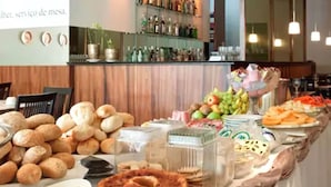 Breakfast, lunch and dinner served - Othon Suítes Recife Metrópolis (Recife)
