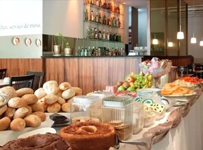 Breakfast, lunch and dinner served - Othon Suítes Recife Metrópolis (Recife)