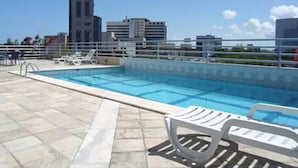 Indoor pool, outdoor pool, open 6:00 AM to 10:00 PM, pool umbrellas - Othon Suítes Recife Metrópolis (Recife)