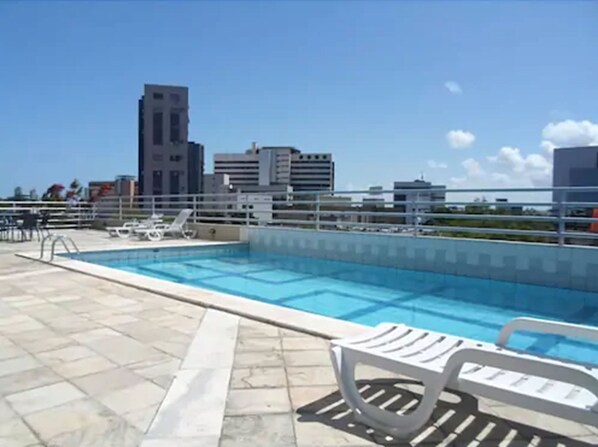 Piscine couverte, piscine extérieure, parasols de plage, chaises longues