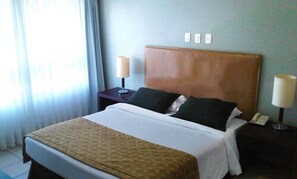 Minibar, caja de seguridad en la habitación y escritorio 