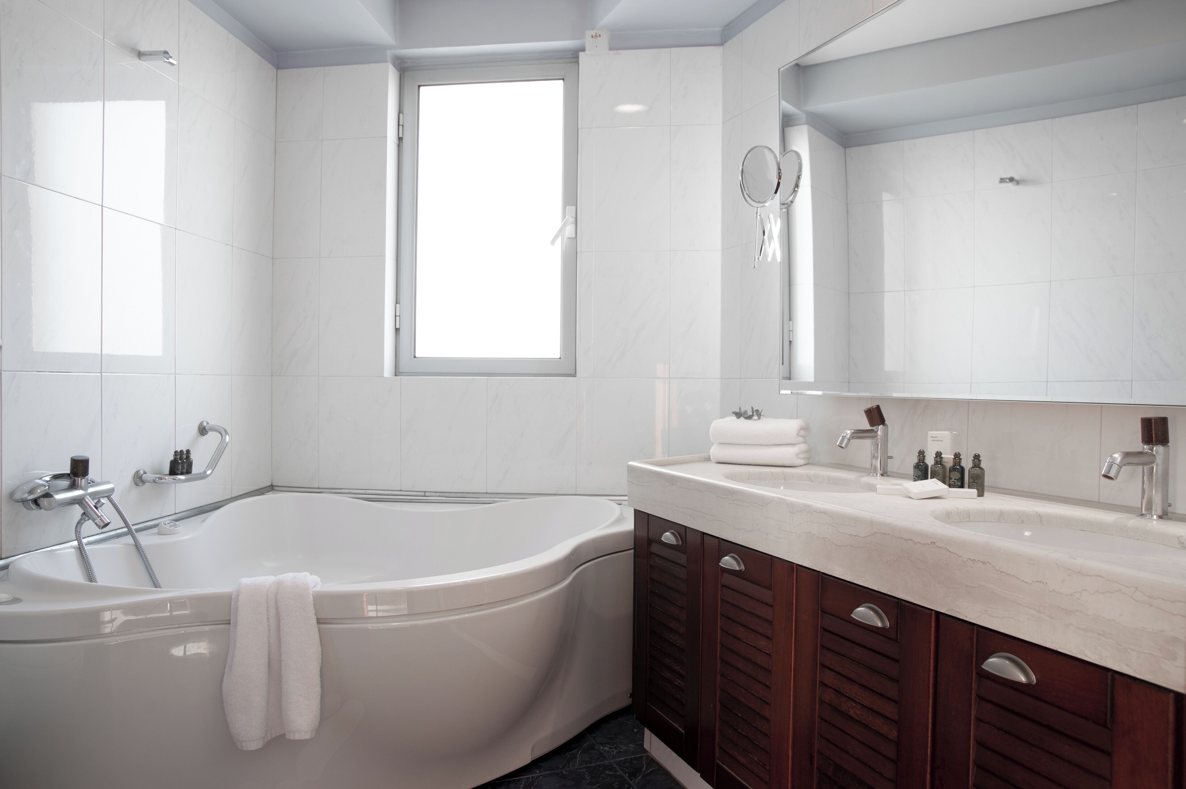 junior suite | bathroom | bathtub, deep-soaking bathtub, free toiletries, hair dryer