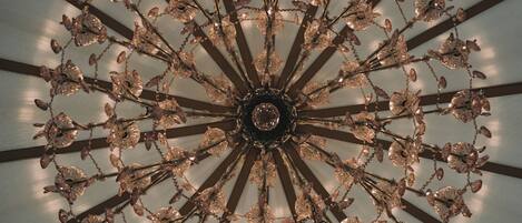 Un candelabro de diseño radial, suspendido de un techo con estructura nervada.