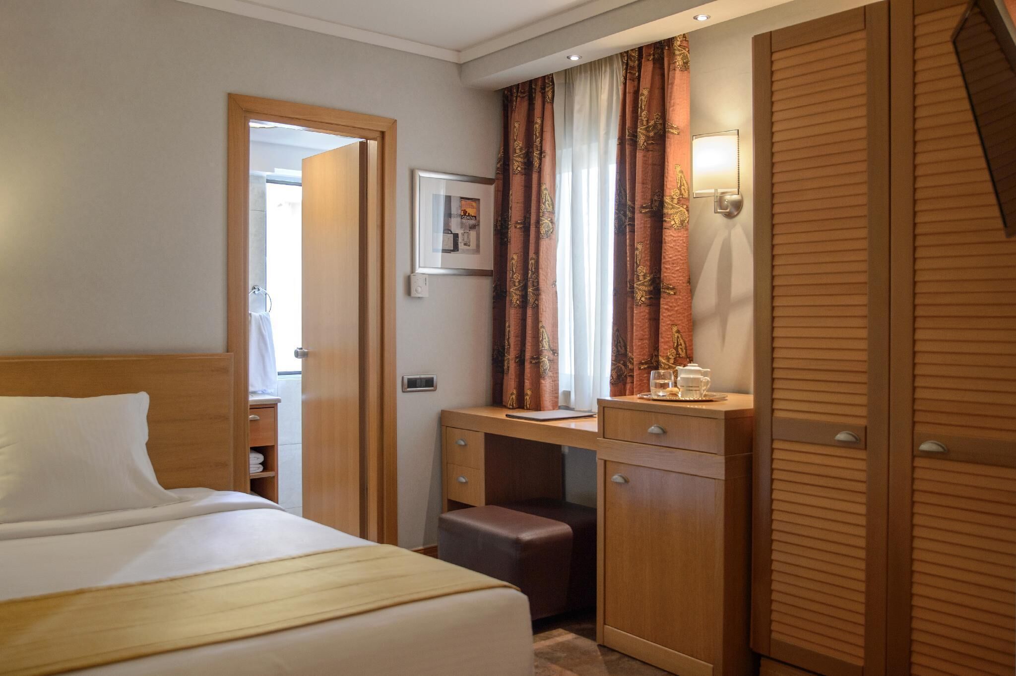 Single Room | Premium bedding, down comforters, in-room safe, desk