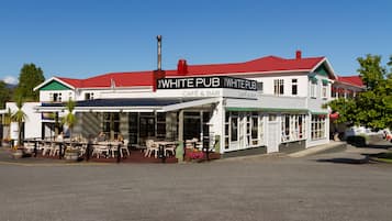 Lunch and dinner served