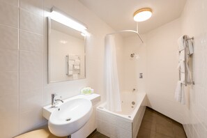 Suite, 1 habitación | Baño | Amenidades de baño gratuitas y toallas 