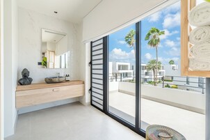 Three-bedroom apartment suite | Cofres nos quartos, escrivaninha, espaço de trabalho para notebook