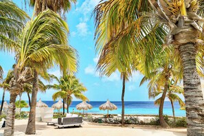 Playa privada, playa de arena blanca, camastros y sombrillas 