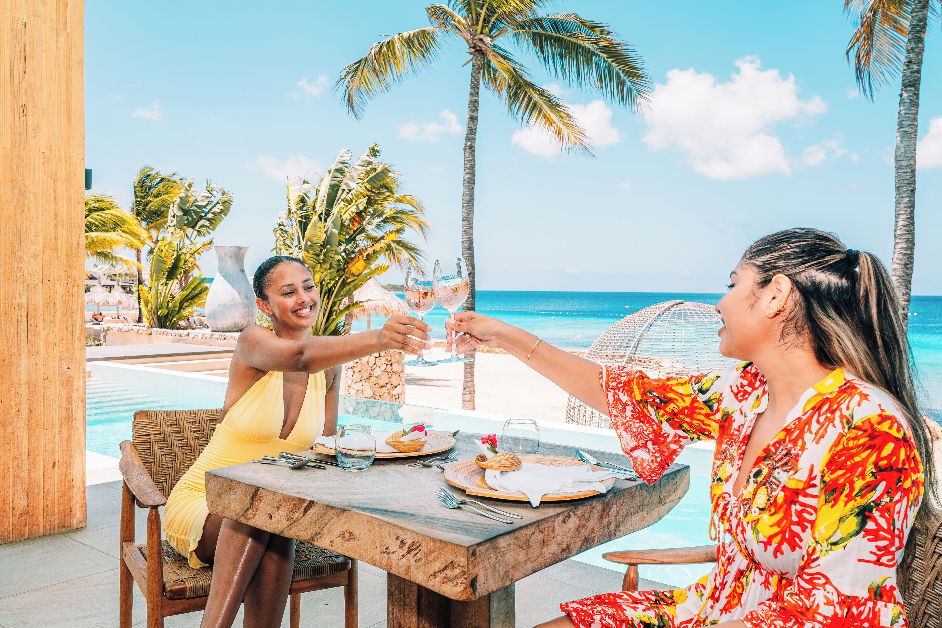 Se sirven desayunos y cocina internacional (con vistas a la playa) 