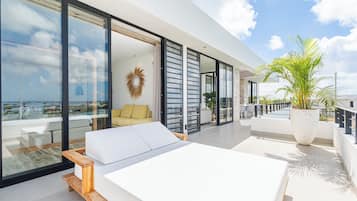 Three-bedroom apartment suite | Terraza o patio