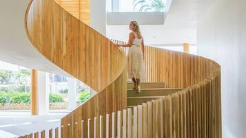 Een wenteltrap met houten leuningen in een modern interieur.