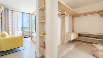 Three-bedroom apartment suite | 1 dormitorio, caja fuerte, escritorio