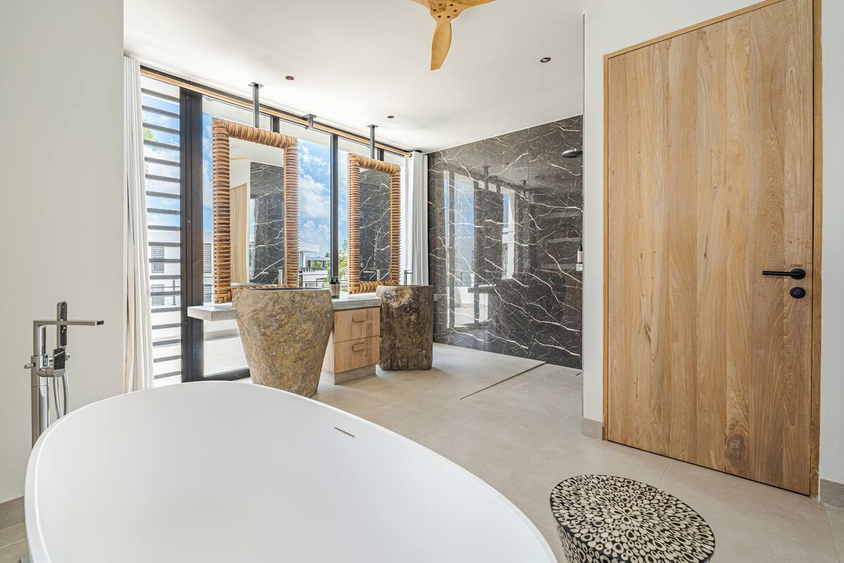 penthouse oceanfront | bathroom | separate bathtub and shower, free toiletries, hair dryer, bathrobes