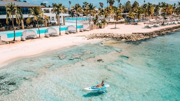 Playa privada, playa de arena blanca, camastros y sombrillas