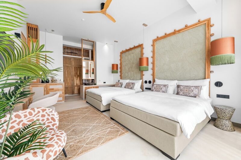 Rom – deluxe, flere senger (Laguna View) | Safe på rommet, skrivebord og skrivebord for bærbar PC