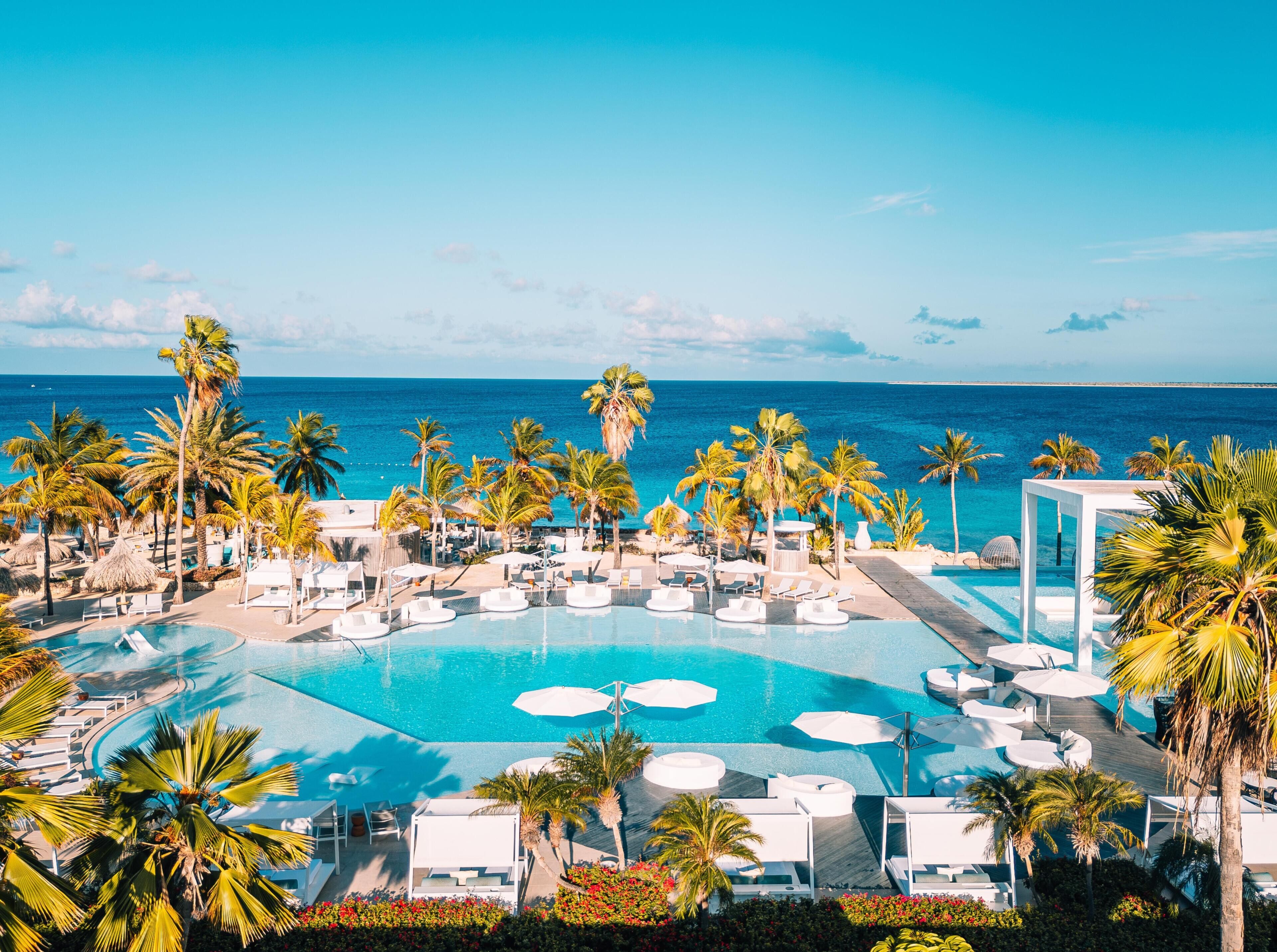 3 piscinas al aire libre (de 08:00 a 20:00), sombrillas, tumbonas