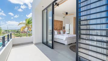 Three-bedroom apartment suite | 1 ๊ฐ์ ์นจ์ค, ๊ฐ์ค ๋ด ๊ธ๊ณ , ์ฑ
์, ๋
ธํธ๋ถ ์์
๊ณต๊ฐ