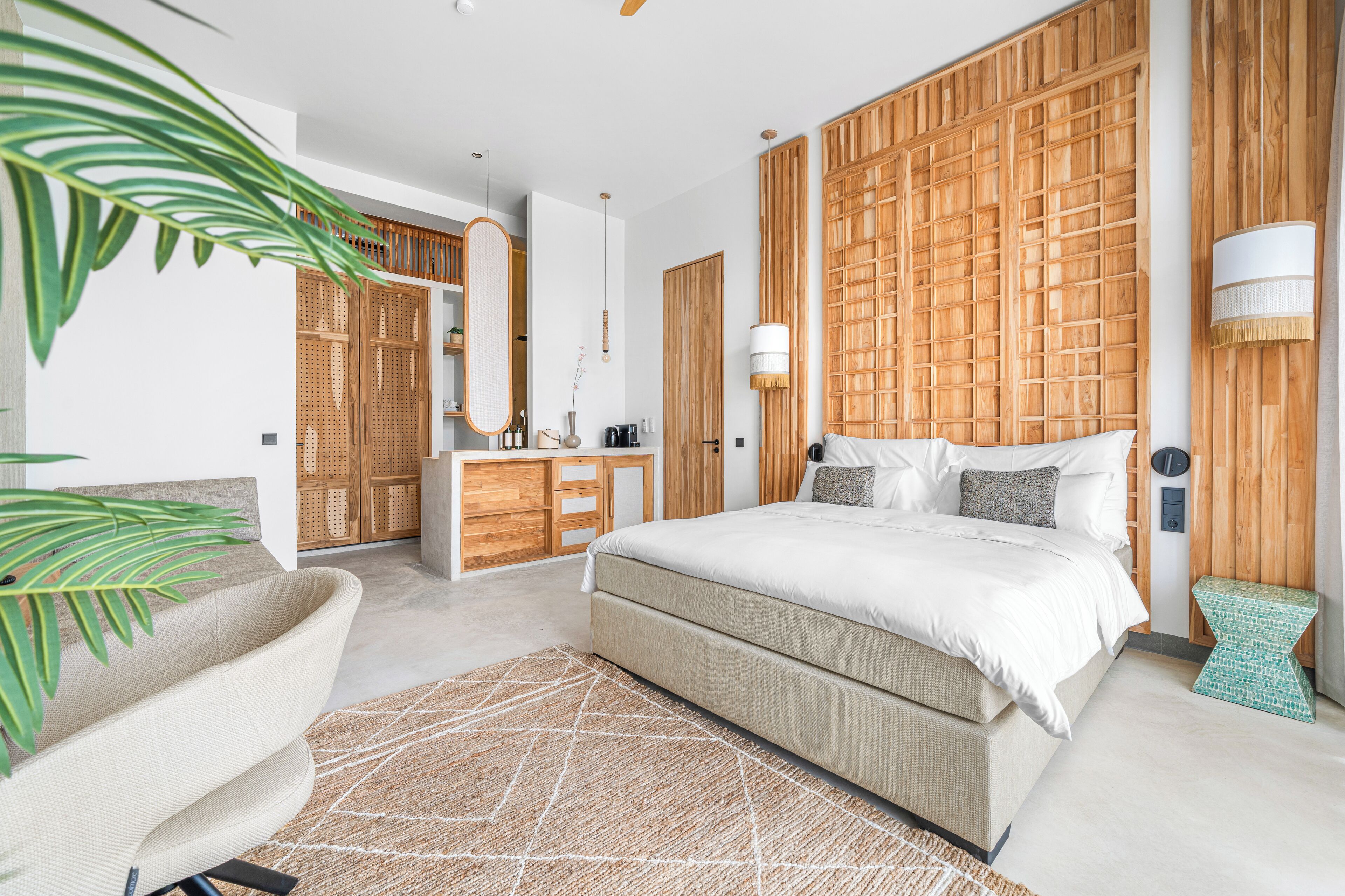 Safe på rommet, skrivebord og skrivebord for bærbar PC