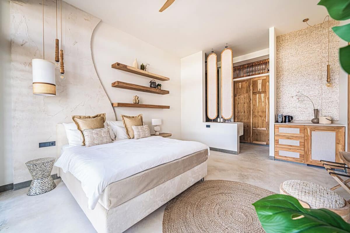 1 dormitori, caixa forta a l'habitació i escriptori