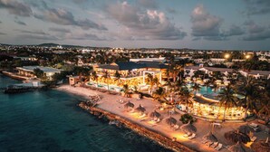 Un resort con acceso directo a la playa, zona de piscina y varias edificaciones.