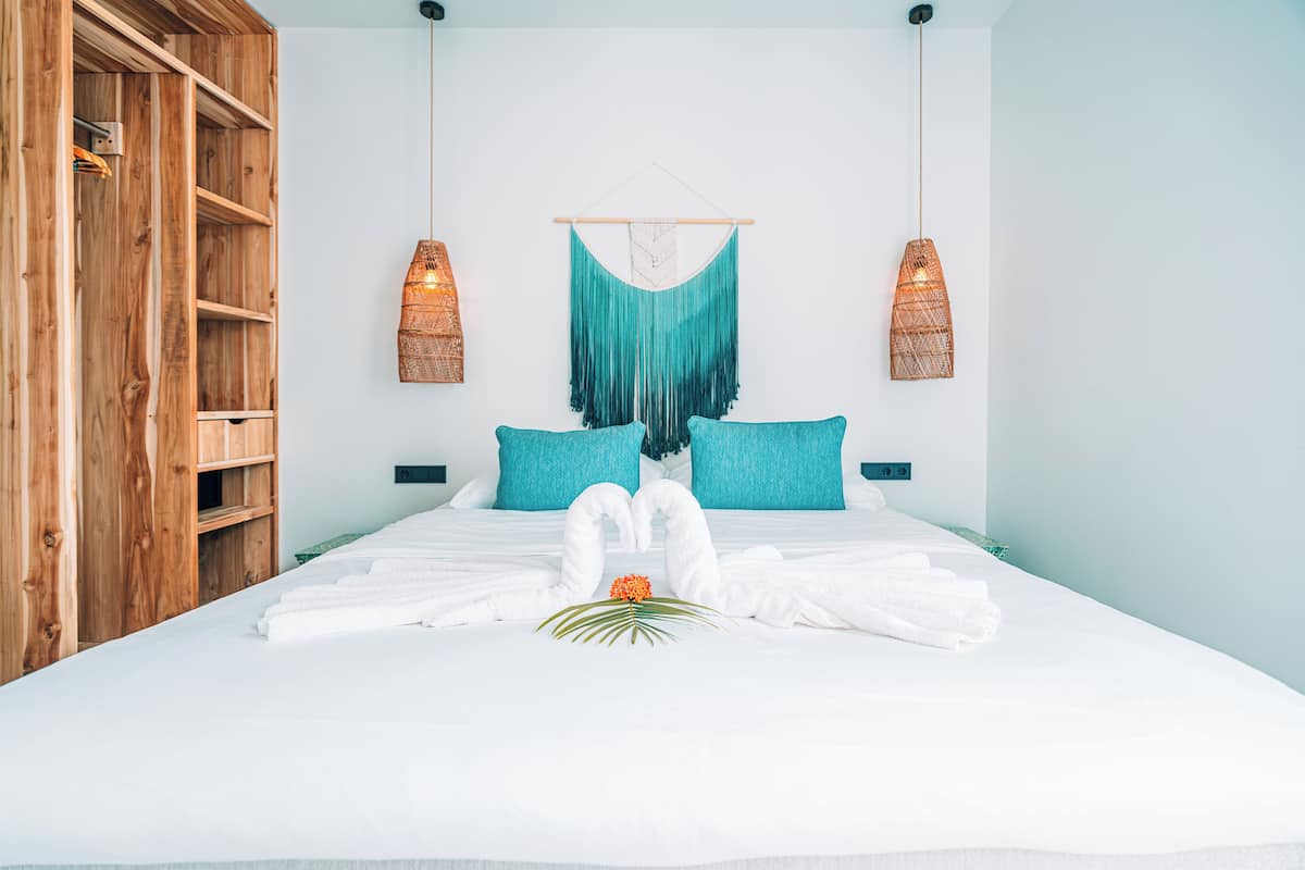 Safe på rommet, skrivebord og skrivebord for bærbar PC