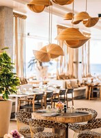 Serviço de café da manhã, culinária internacional, vistas para a praia 