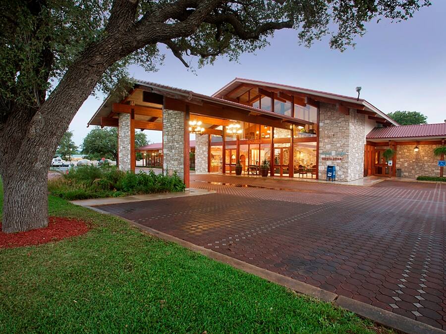 Fachada de la propiedad por la tarde o noche