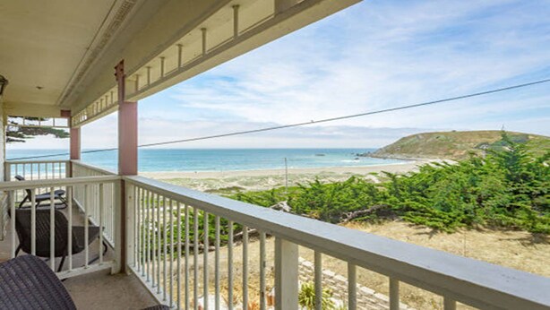 A balcony with a view of the beach and ocean. - Pacifica Beach Hotel (Pacifica)