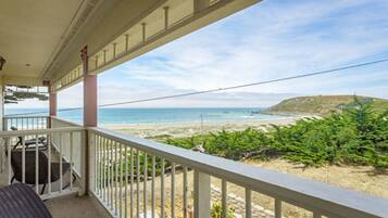 Standaard kamer, 1 kingsize bed, gedeeltelijk uitzicht op oceaan | Uitzicht vanaf balkon