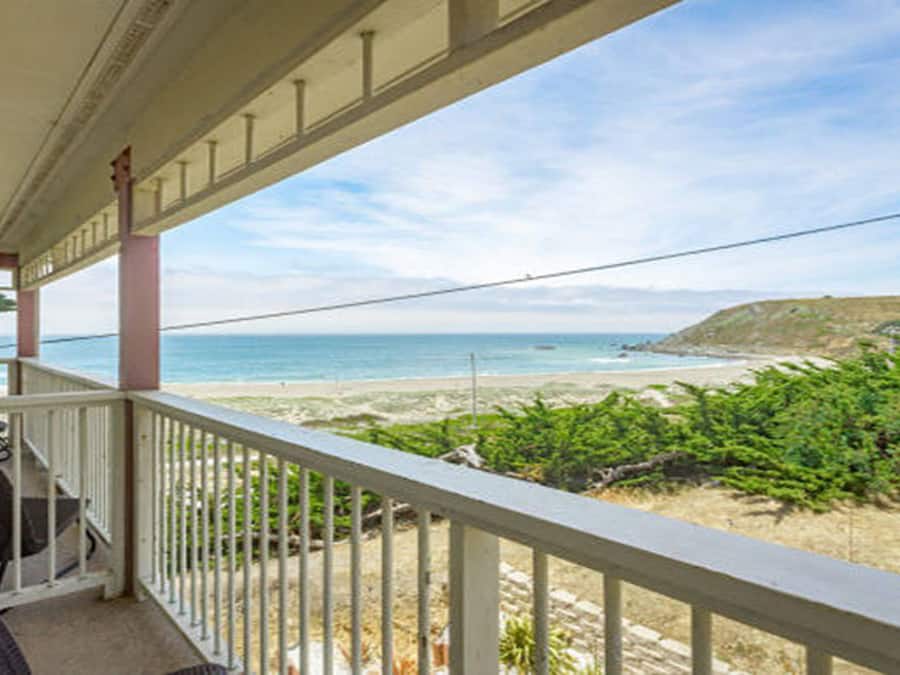 Standard Room, 1 King Bed, Partial Ocean View | Balcony view
