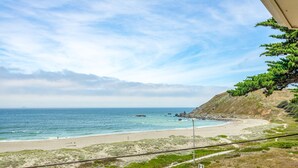 A coastal road with a beach and rocky cliffs. - Pacifica Beach Hotel (Pacifica)