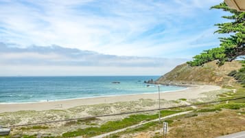 Nära stranden och svart sandstrand