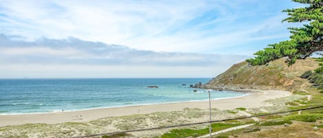 Playa en los alrededores y playa de arena negra