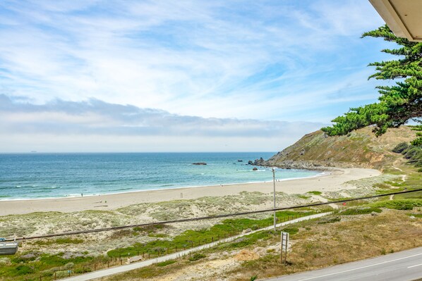 Ubicación cercana a la playa y arena negra