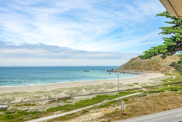 Playa en los alrededores y playa de arena negra 