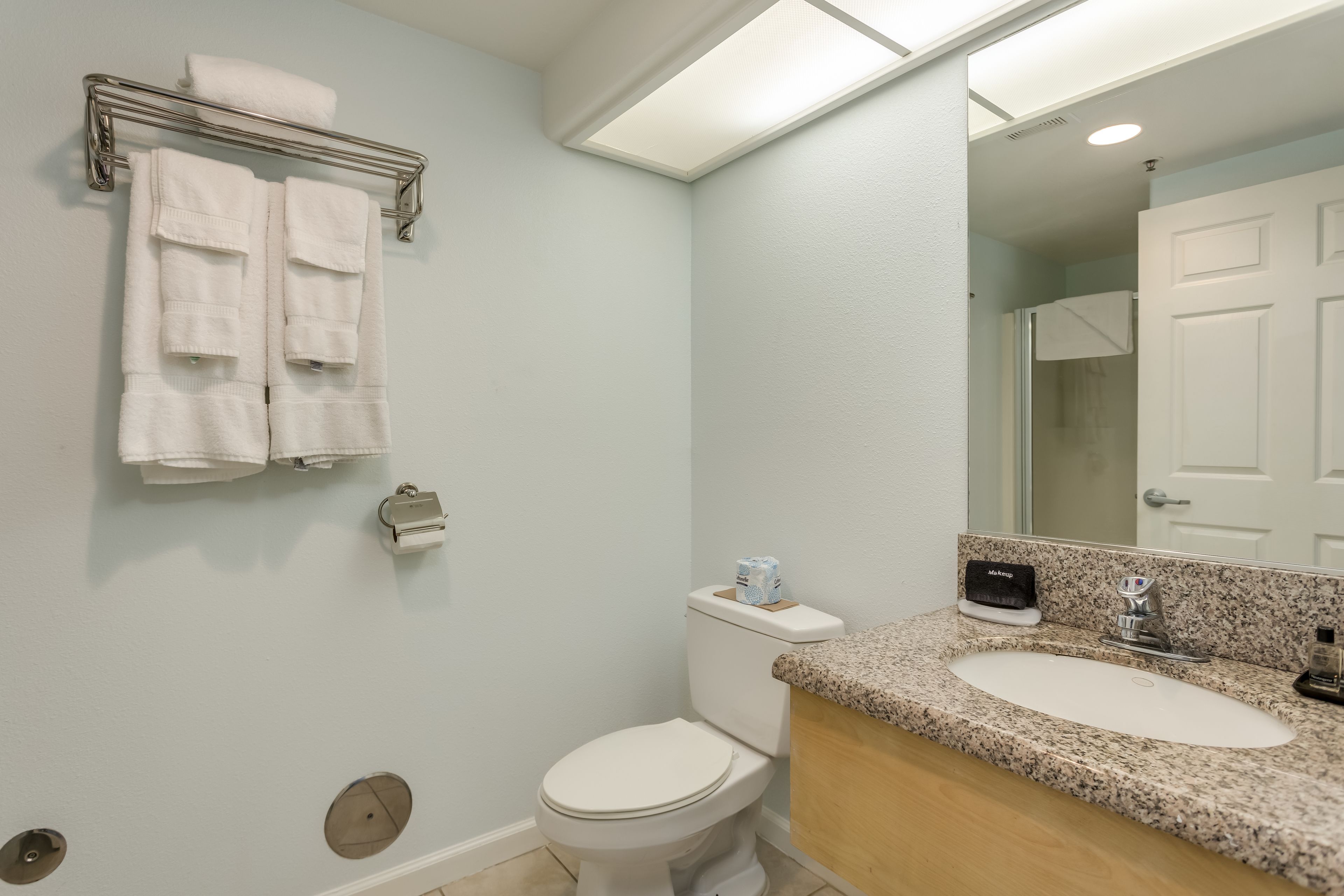 Ein Badezimmer mit Toilette, Waschbecken und Handtuchhalter.