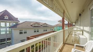 Kamer, 2 queensize bedden, balkon | Een bureau, een laptopwerkplek, verduisterende gordijnen